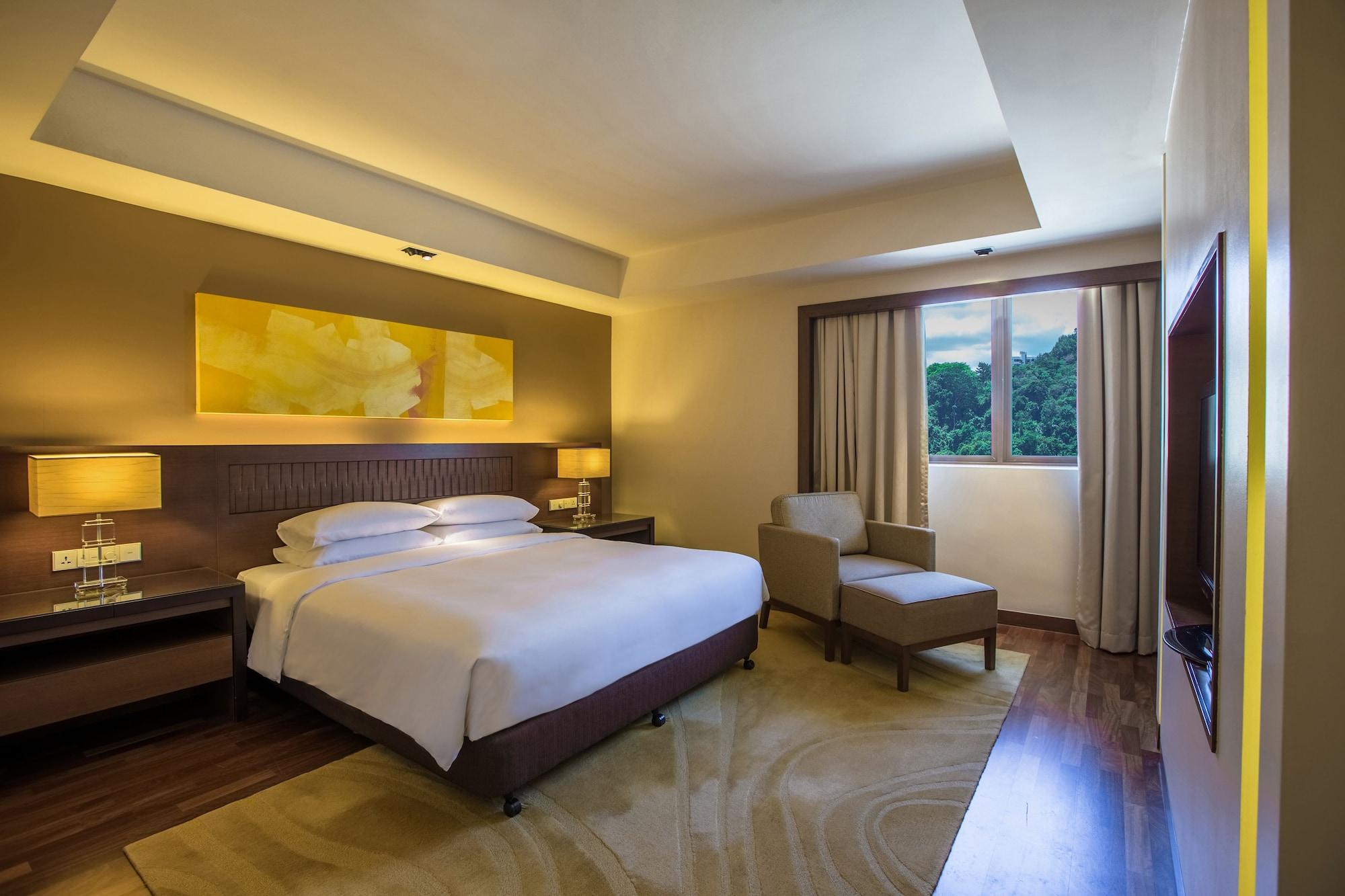 Hyatt Regency Kinabalu Kota Kinabalu Exterior foto A bedroom at the hotel