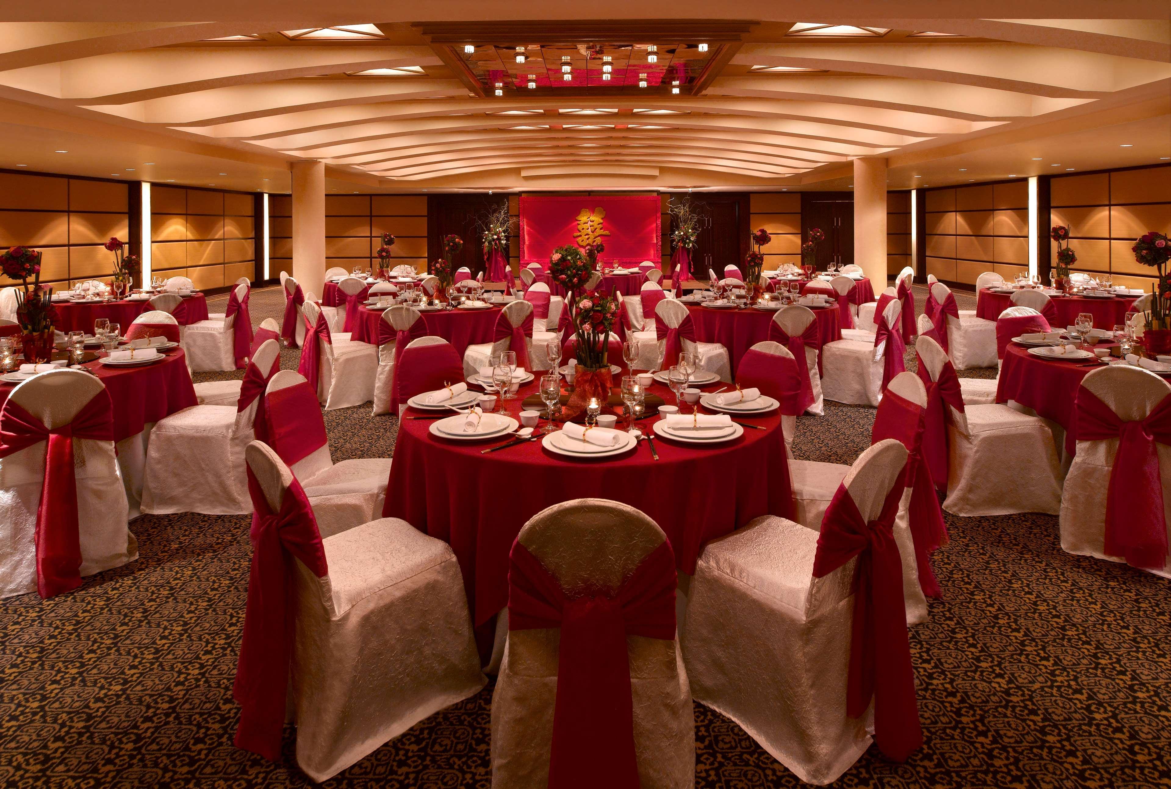 Hyatt Regency Kinabalu Kota Kinabalu Exterior foto A wedding reception at the Mandarin Oriental, Hong Kong