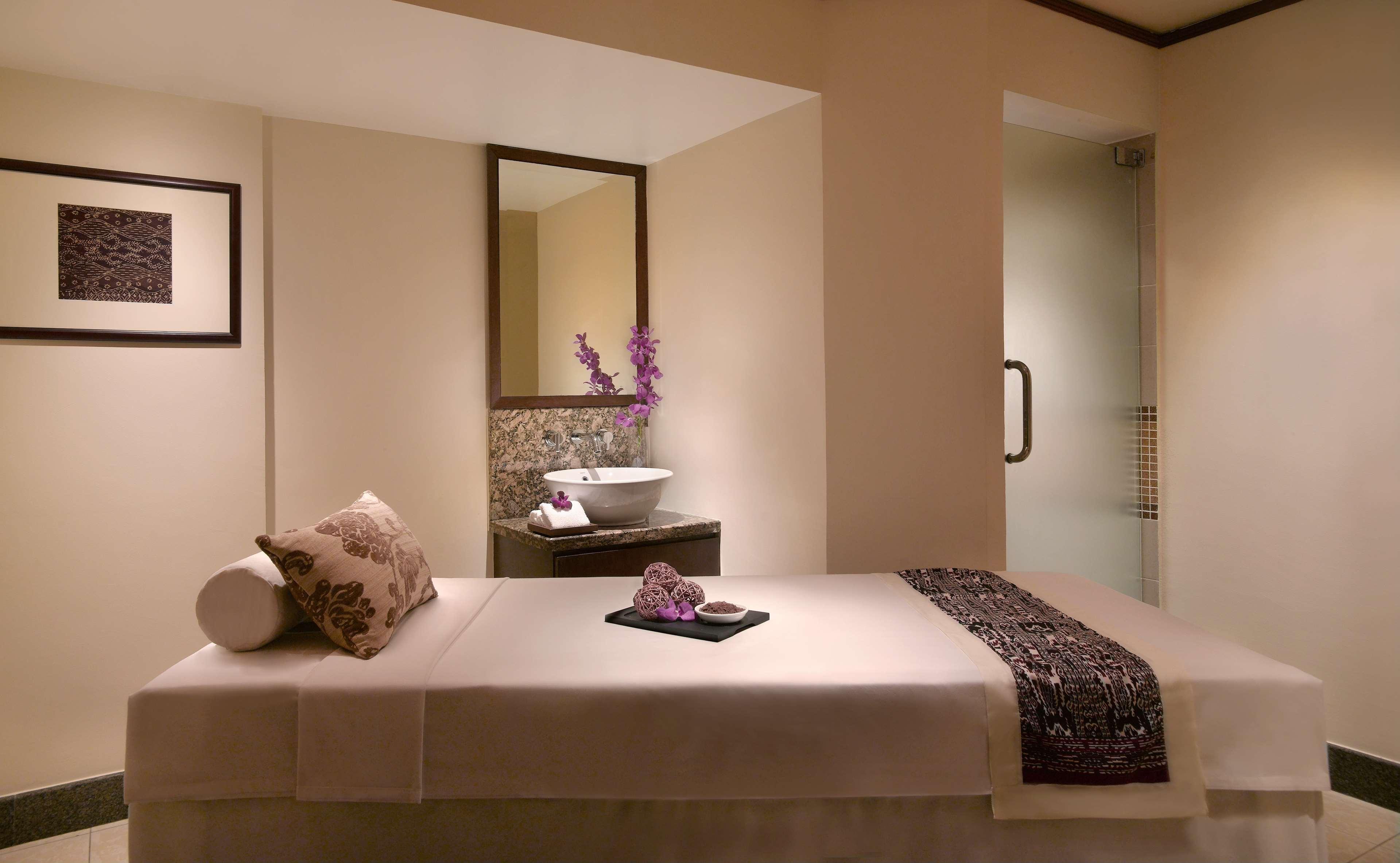 Hyatt Regency Kinabalu Kota Kinabalu Exterior foto A massage bed