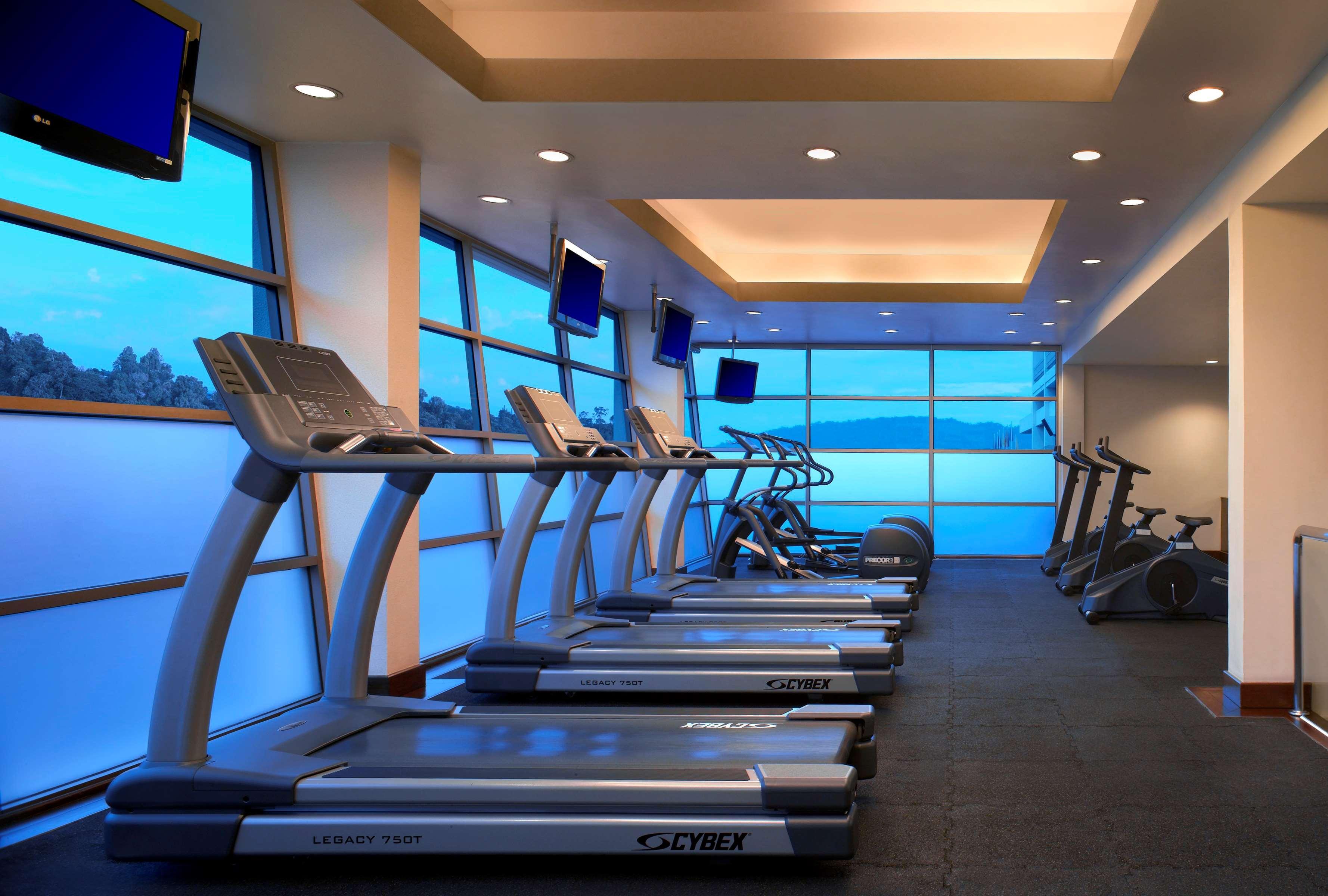 Hyatt Regency Kinabalu Kota Kinabalu Exterior foto The gym at the Westin