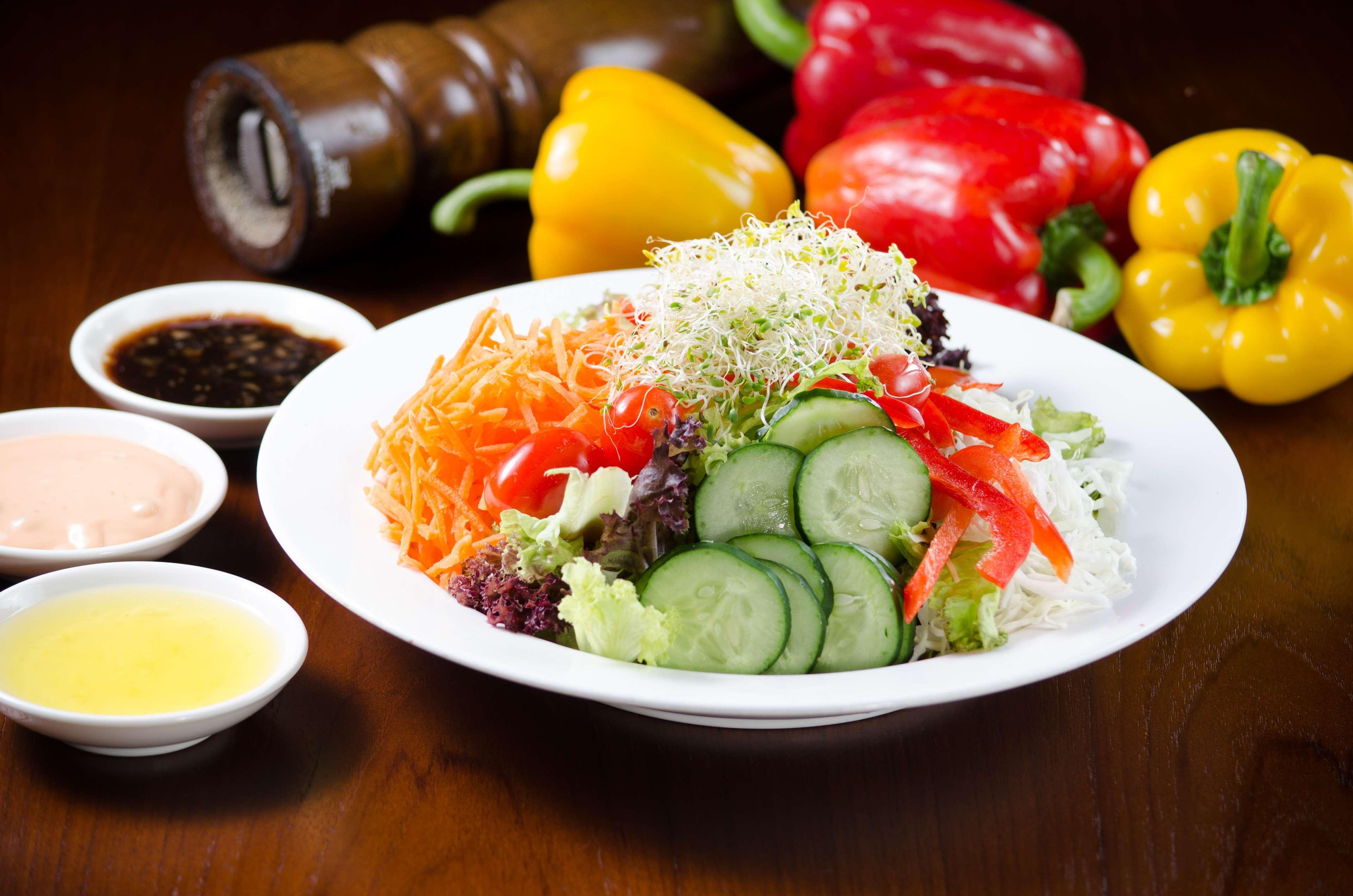 Hyatt Regency Kinabalu Kota Kinabalu Exterior foto A salad with a variety of vegetables