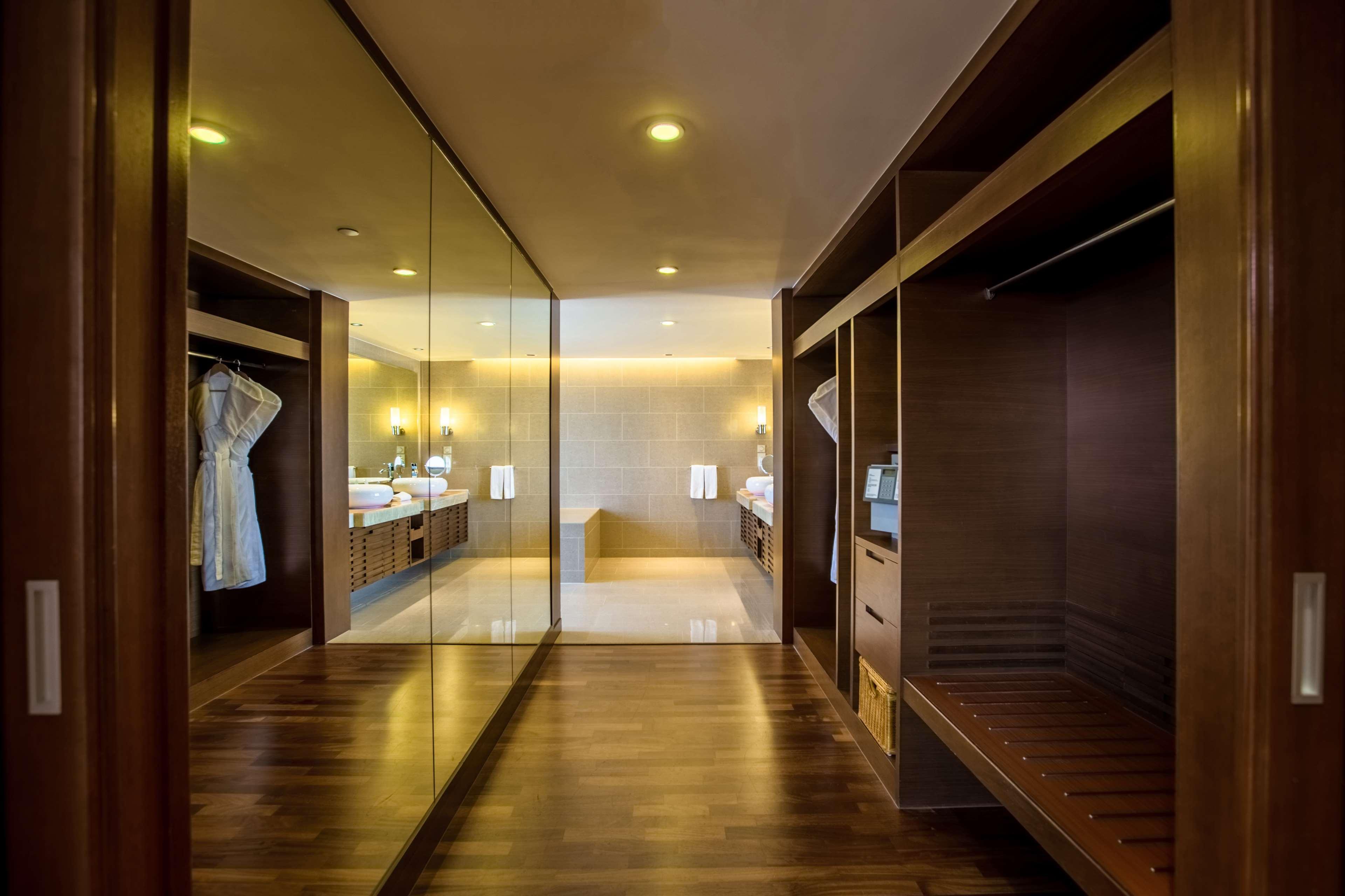 Hyatt Regency Kinabalu Kota Kinabalu Exterior foto A walk-in closet